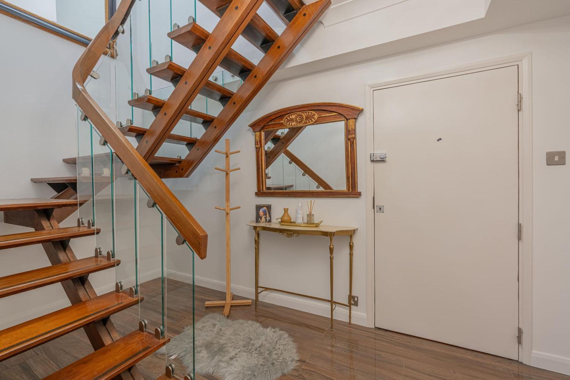 On The Penthouse With Sea View - 3 Bedrooms - Roof Balcony - Spa, Sauna, Gym And Pool - Sleeps 6 *