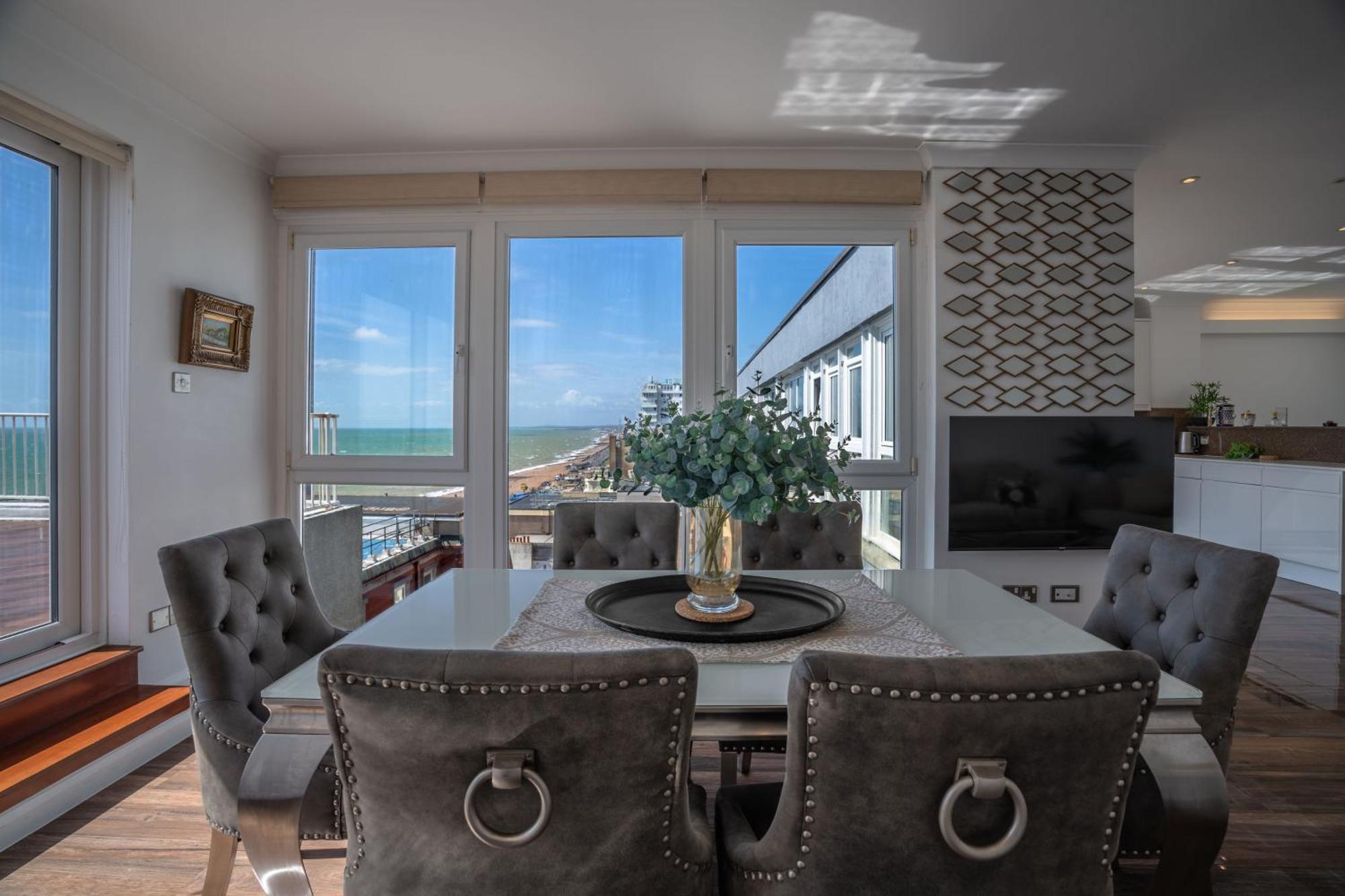 On The Penthouse With Sea View - 3 Bedrooms - Roof Balcony - Spa, Sauna, Gym And Pool - Sleeps 6 *