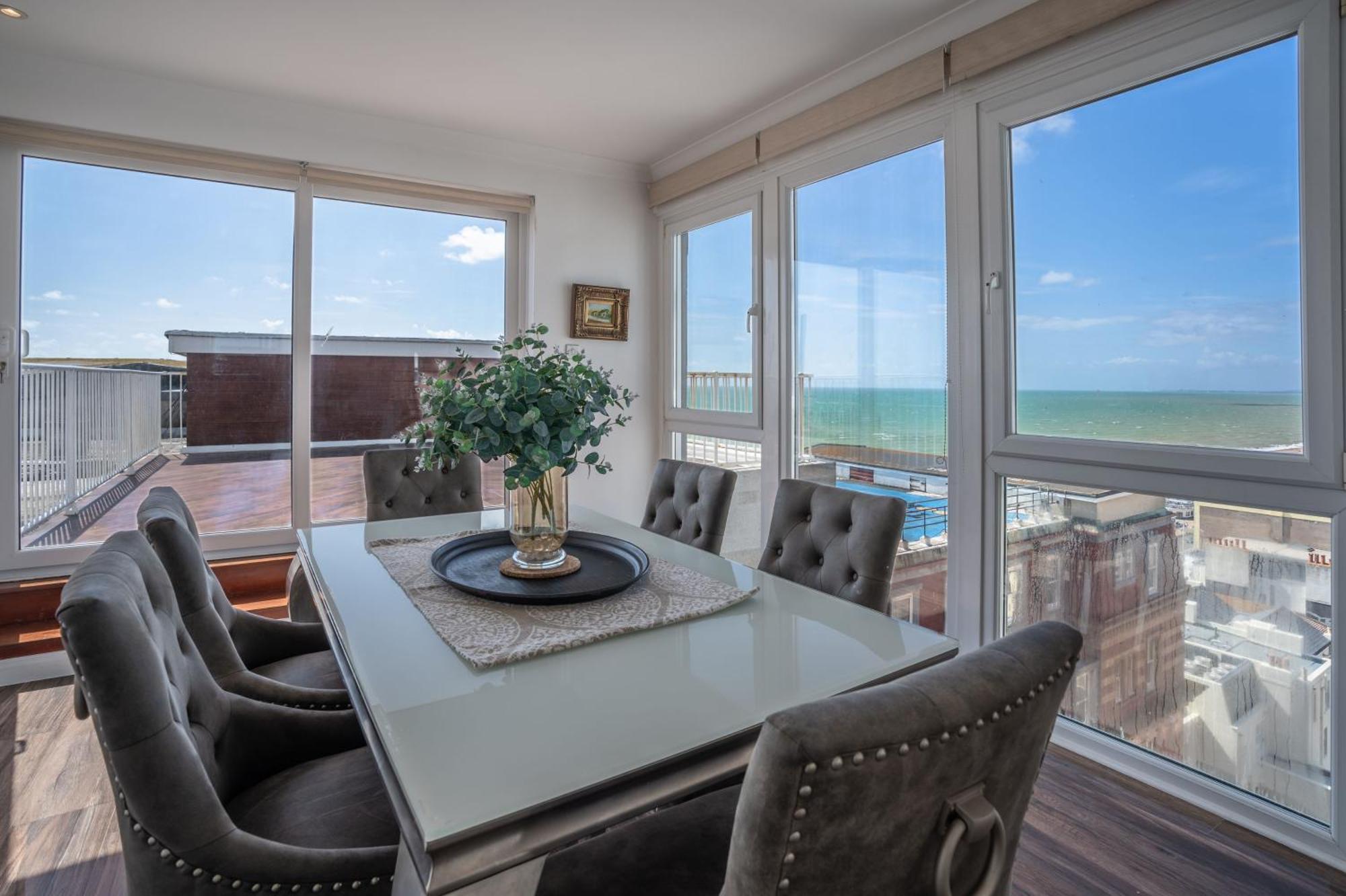On The Penthouse With Sea View - 3 Bedrooms - Roof Balcony - Spa, Sauna, Gym And Pool - Sleeps 6 Hove